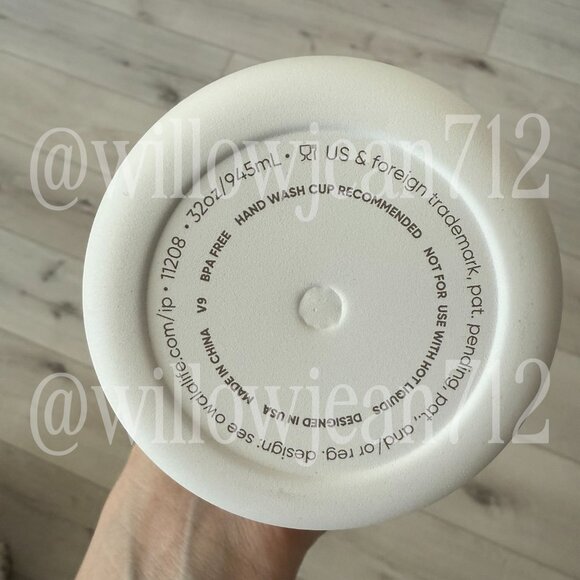 "Tied and True" Bow Owala - 32 oz Freesip - Limited Edition UO Color - Picture 5 of 9